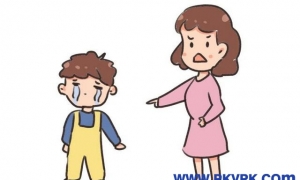 发现孩子爱玩手机，聪明的妈妈这么做