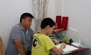 试卷上的家长签字走红，班主任看后称赞：孩子成绩好是有原因的 ...