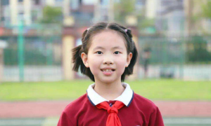 小女孩“一笑倾城百媚生”，在教室里闪闪发光，父母却开始犯愁 ...