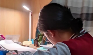 家长的远见，坚持让孩子做对一件事，学习稳在班前三